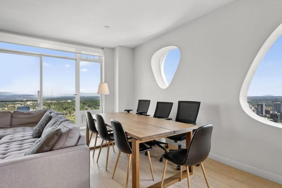 3BR Penthouse with Skyline Views & Patio Apartment in Surrey