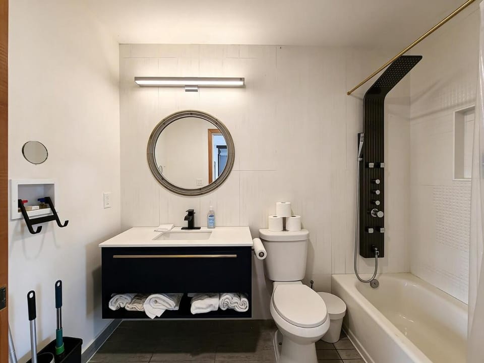 Spacious, 6 Min Walk to PATH, 15 Min to FIFA & NYC, 3 Apartment in Jersey City