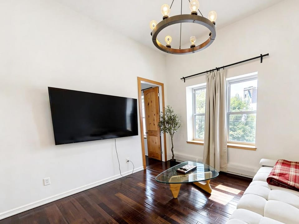 Urban Oasis 6 Min Walk to PATH, 15 Min to FIFA & NYC, 4 Apartment in Jersey City