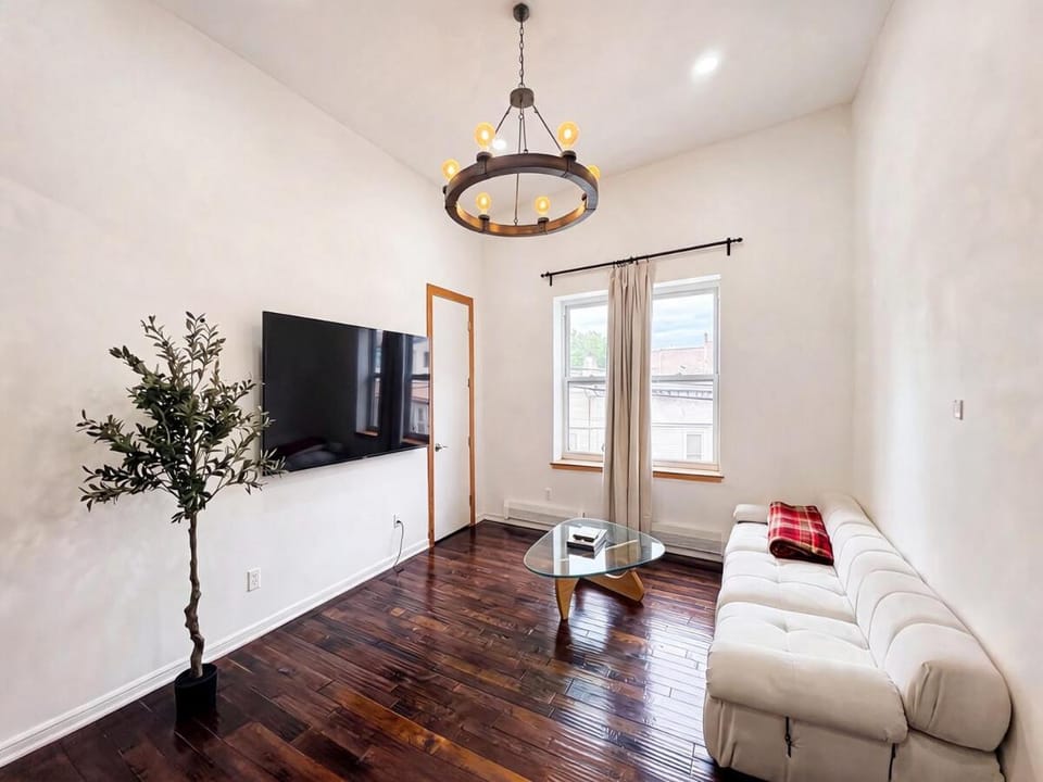 Urban Oasis 6 Min Walk to PATH, 15 Min to FIFA & NYC, 4 Apartment in Jersey City