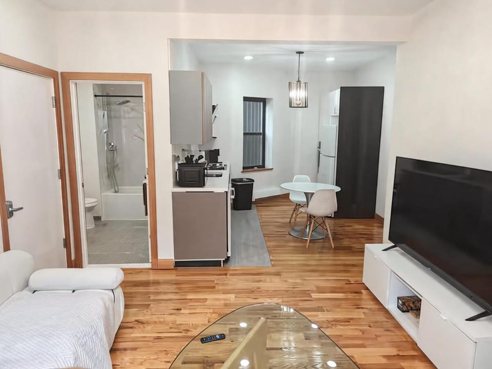 Chic & Bright Modern 2BR, 15m to NYC & FIFA, 1 Apartment in Jersey City