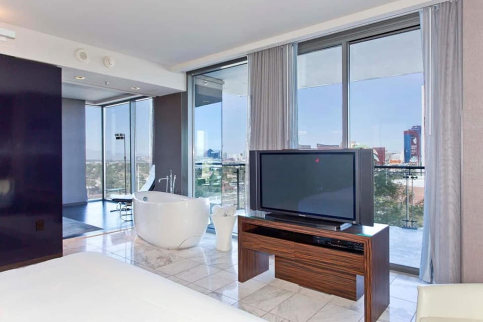 Amazing Lux 1 bedroom High Rise w balconies House in Paradise