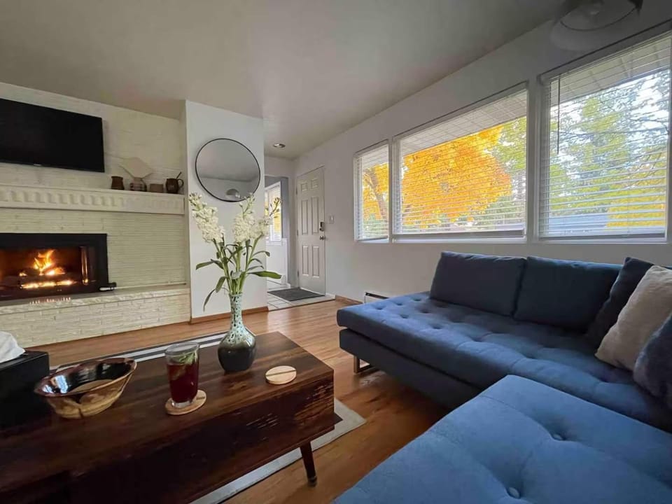 Lg fun home by Park Apartment in Spokane