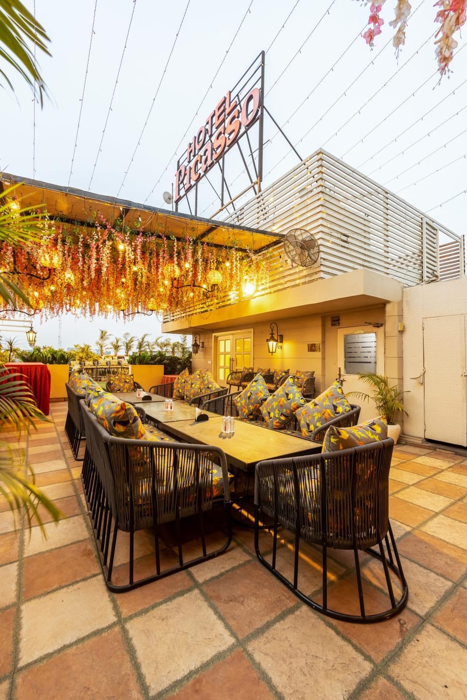 Restaurant/places to eat, Day, Banquet/Function facilities, Seating area
