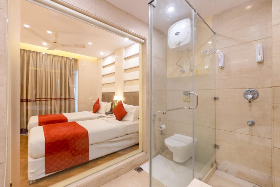 Shower, Toilet, Bathroom, towels