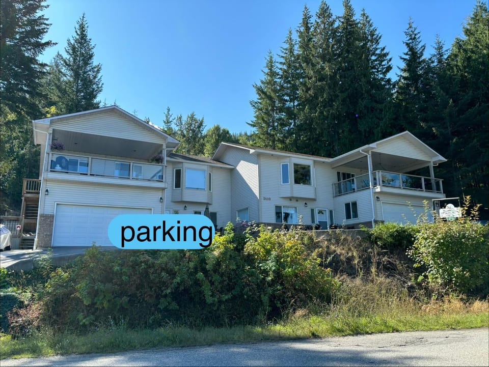 Steps to the lake! Buoy & Dock! Bring your boat and dogs! Apartment in British Columbia