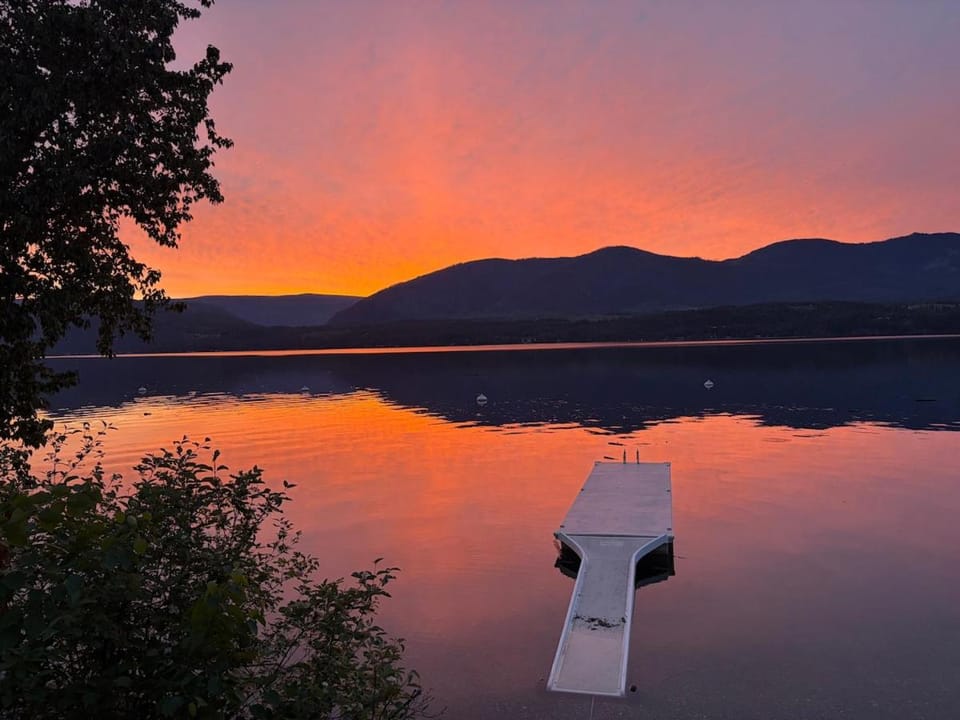 Steps to the lake! Buoy & Dock! Bring your boat and dogs! Apartment in British Columbia