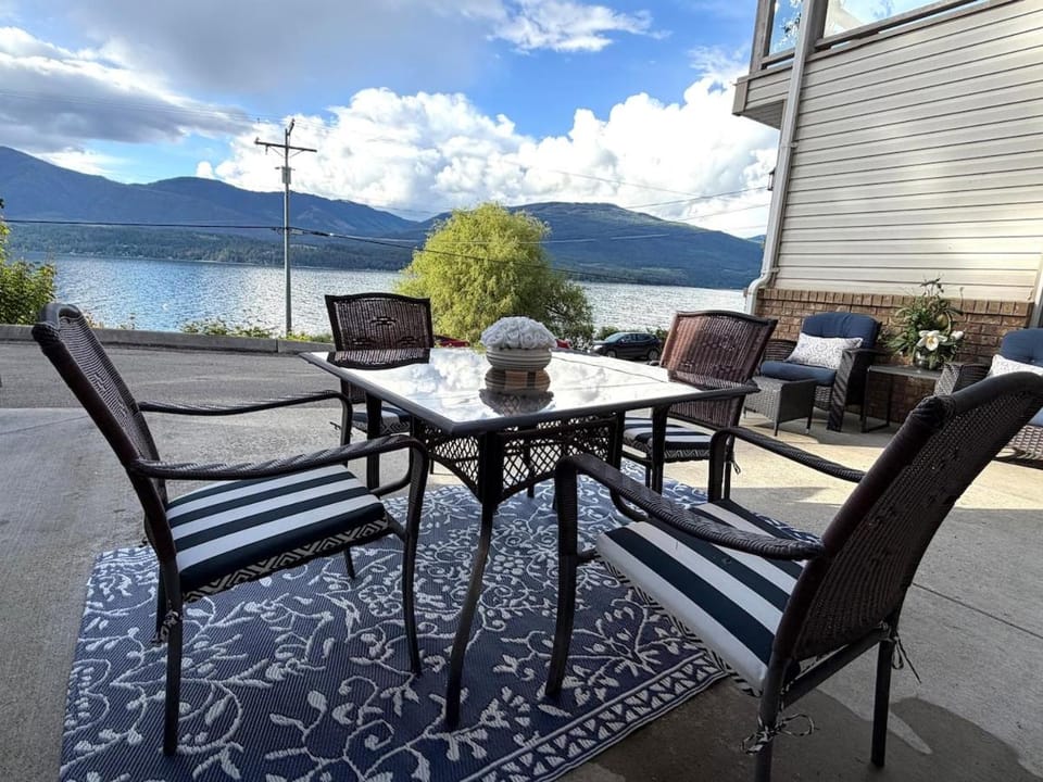 Steps to the lake! Buoy & Dock! Bring your boat and dogs! Apartment in British Columbia