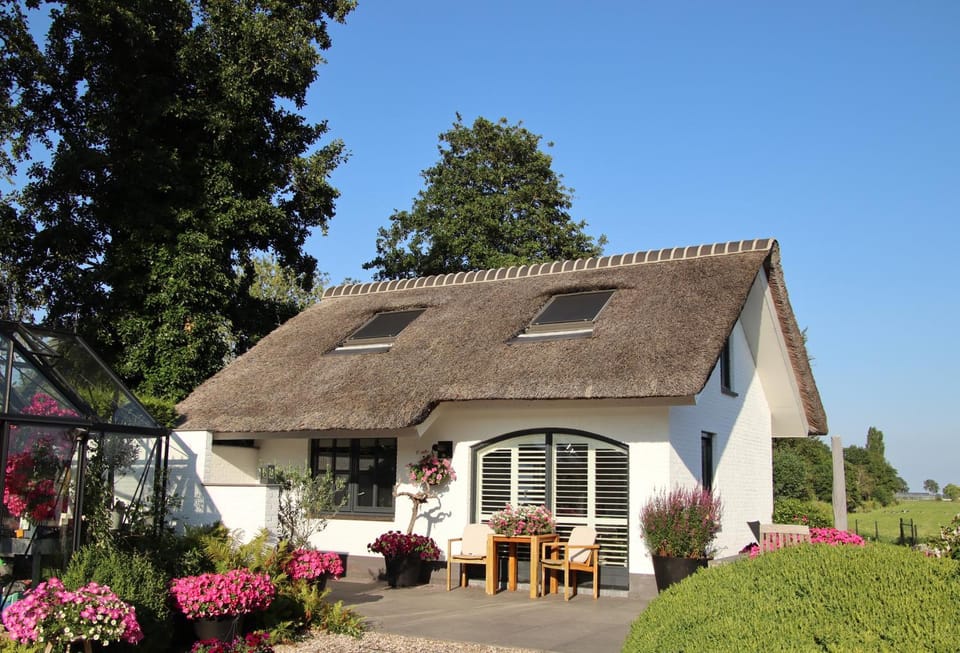 Property building, Restaurant/places to eat, Day