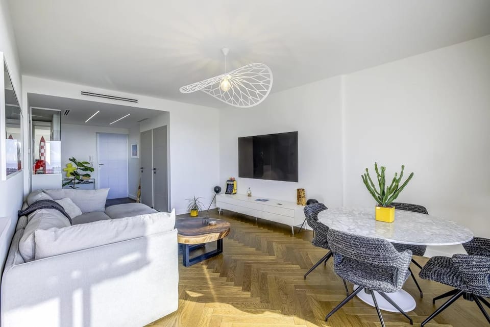 TV and multimedia, Living room, Dining area, air conditioner