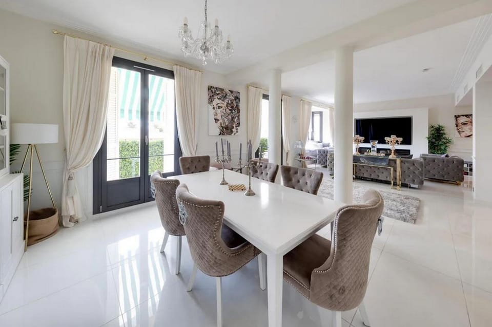 Communal lounge/ TV room, TV and multimedia, Seating area, Dining area