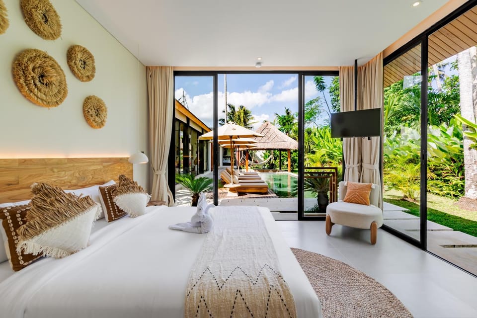 Bed, TV and multimedia, Seating area, Bedroom, Pool view