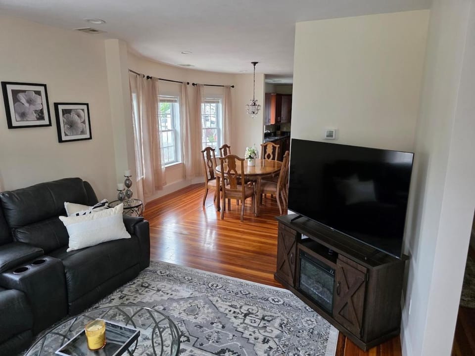 2StoryApt South of Boston Spacious and Convenient Apartment in Braintree