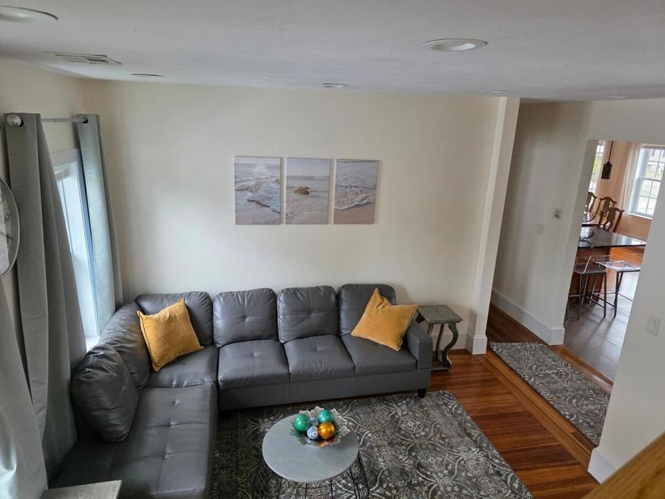 2StoryApt South of Boston Spacious and Convenient Apartment in Braintree