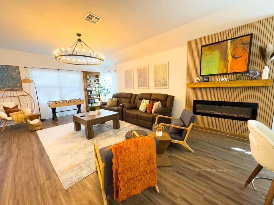 4 BR 6 Beds Cozy Farmhouse Retreat mins to Amazon House in San Marcos