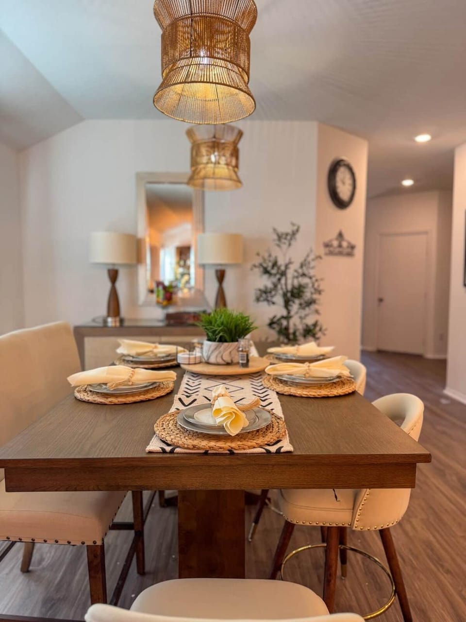 4 BR 6 Beds Cozy Farmhouse Retreat mins to Amazon House in San Marcos