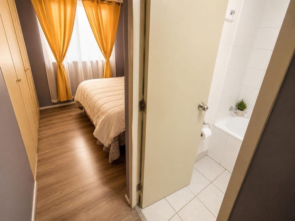 Amplio depto familiar, 2 dorm, 2 baños estacionamiento,metro cerca Apartment in Santiago
