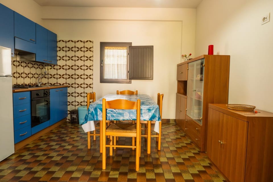 Day, Dining area