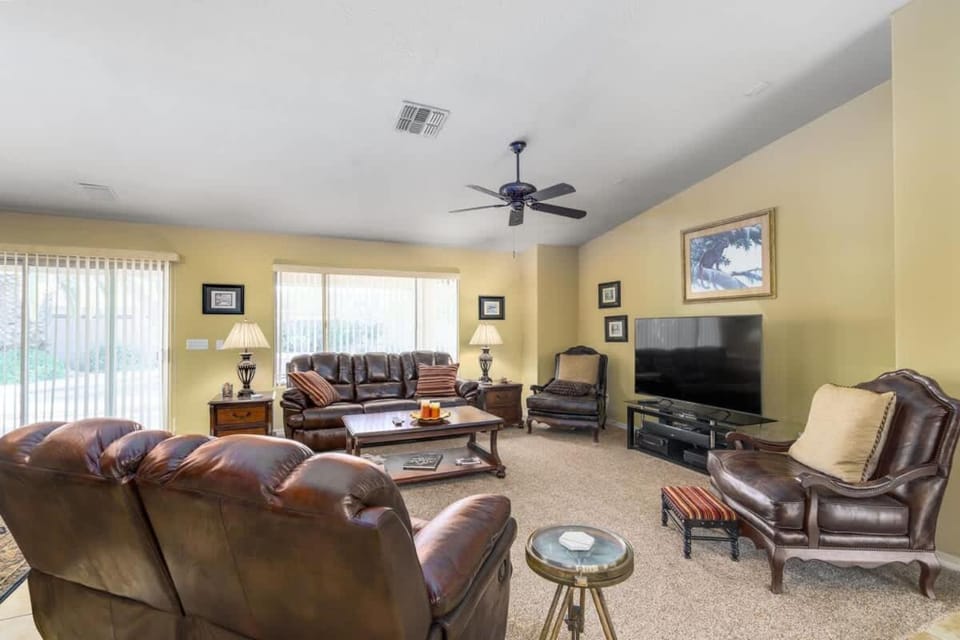 Communal lounge/ TV room, TV and multimedia, Living room, Seating area, Evening entertainment