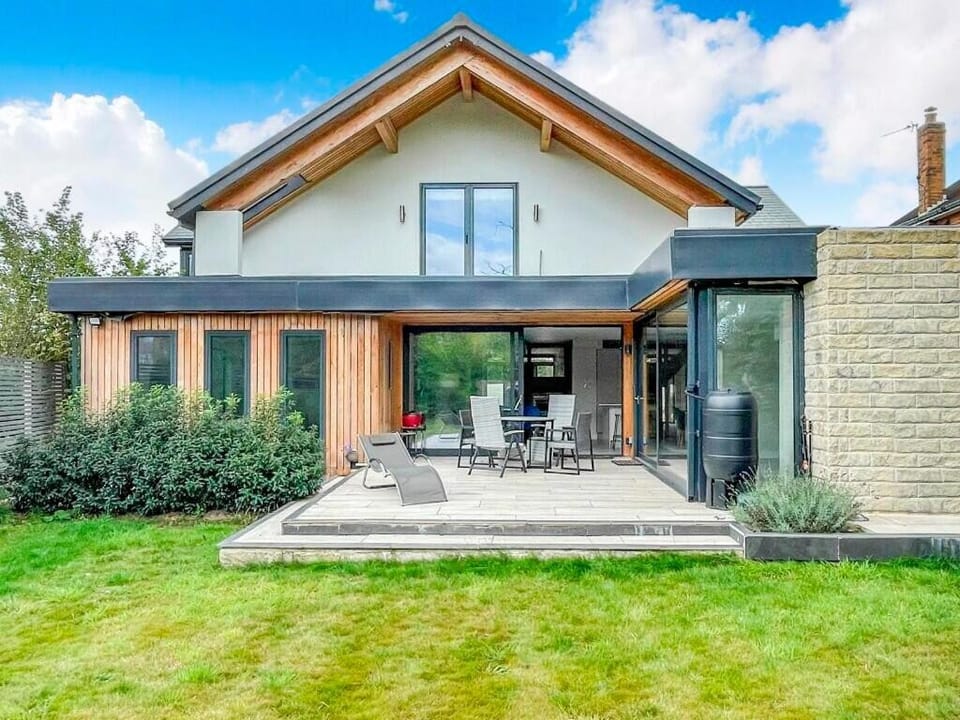 Stylish Smart Home Near Leeds - 4 En-Suite Bedrooms House in Wakefield