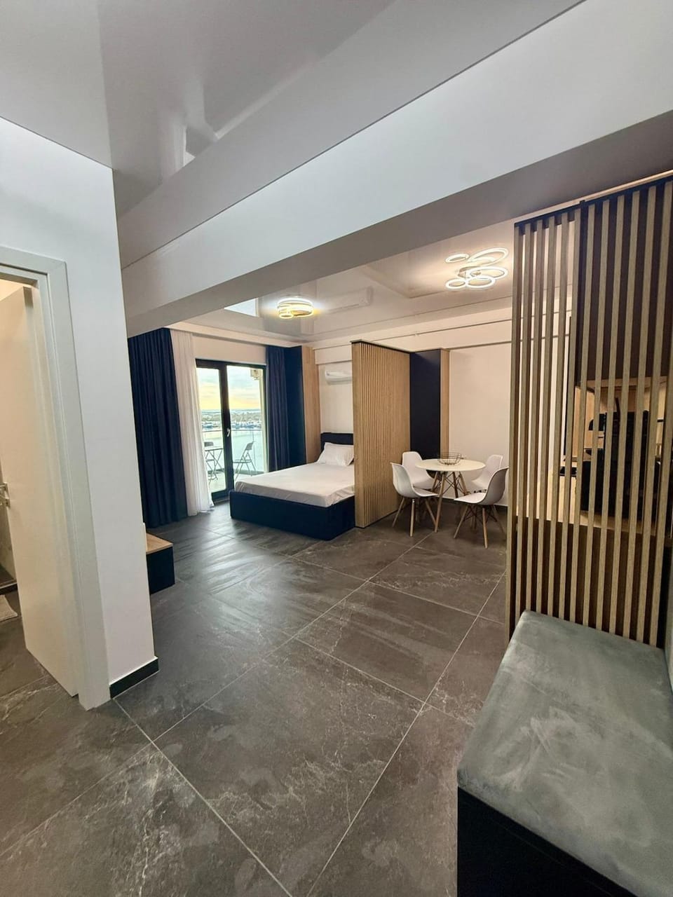 Luxury & Spacious Studio - Navodari Apartment in Constanța County