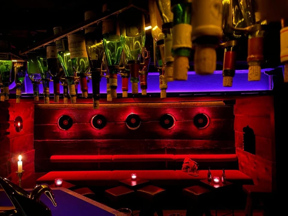 Nightclub / DJ, Lounge or bar