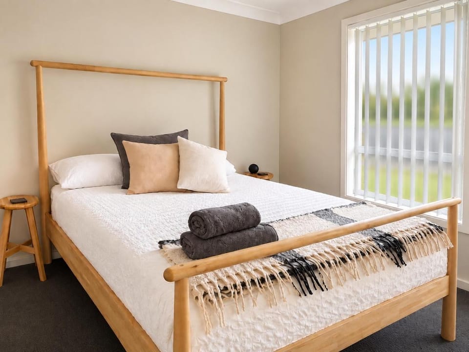 Bed, Bedroom, towels