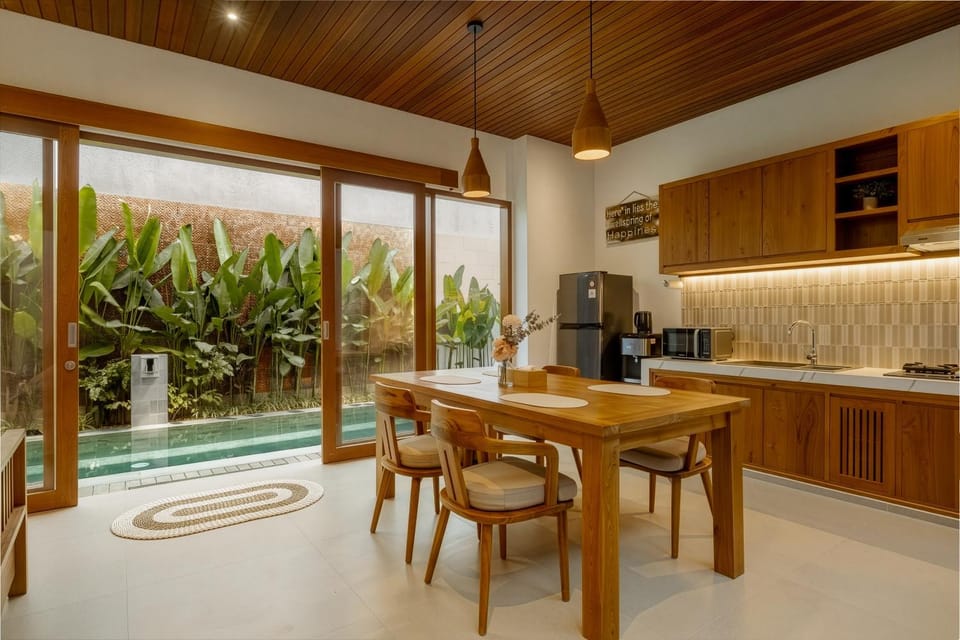 Coffee/tea facilities, Kitchen or kitchenette, Dining area, Pool view, Swimming pool, minibar