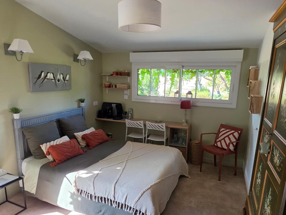 Bed, TV and multimedia, Bedroom
