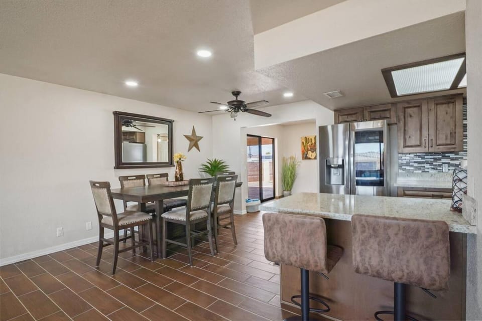 The Patrician - Pool + Spa Retreat - Sleeps 8 House in Lake Havasu City