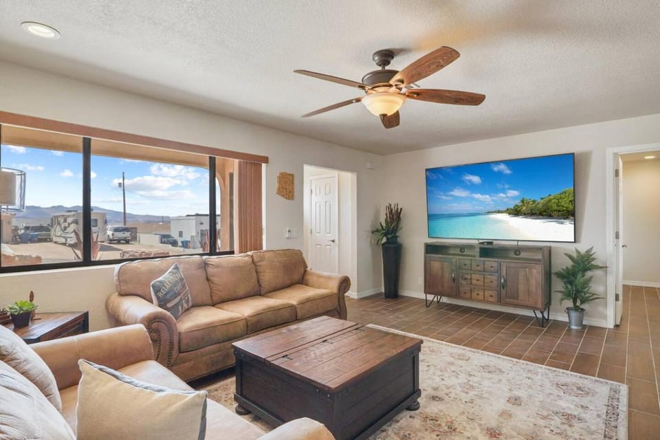 The Patrician - Pool + Spa Retreat - Sleeps 8 House in Lake Havasu City