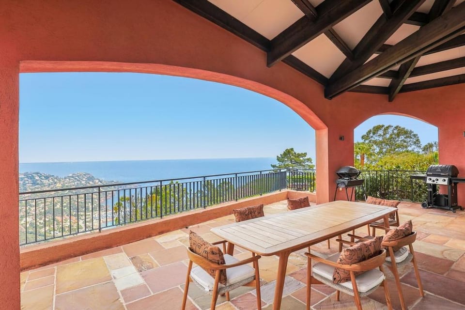 Luxurious villa with 7 bedrooms Villa in Saint-Raphael