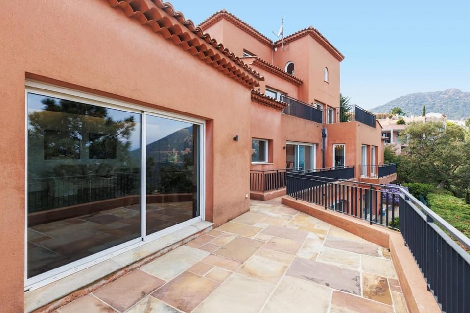 Luxurious villa with 7 bedrooms Villa in Saint-Raphael