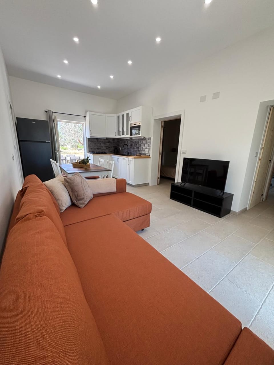 TV and multimedia, Kitchen or kitchenette, Living room, Seating area