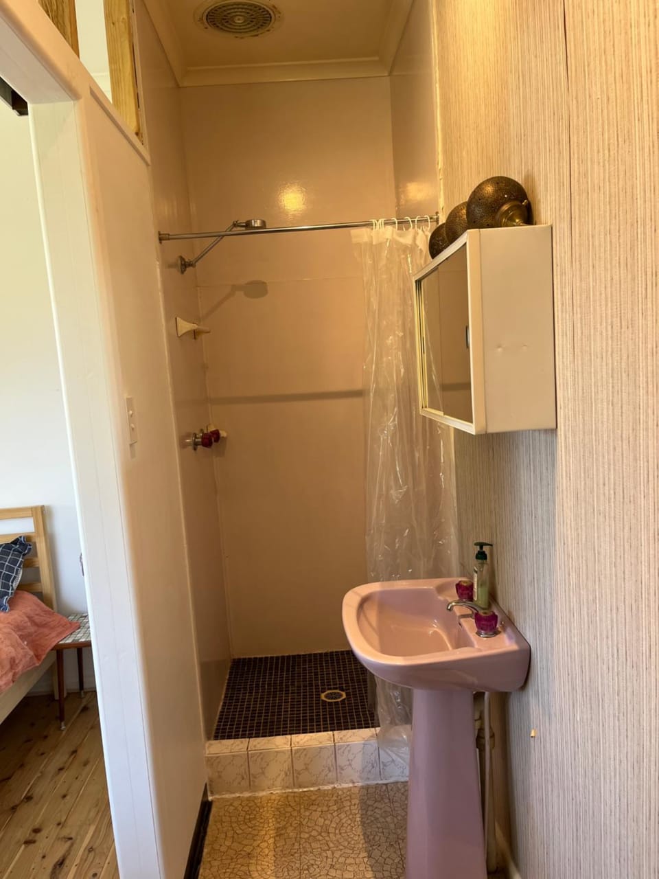 1 Bedroom Flat with Private Kitchen & Ensuite Apartment in Bulli