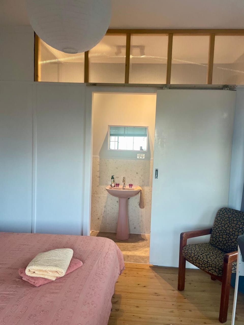 Sunlit Retro Pad Flat with Ensuite Apartment in Bulli