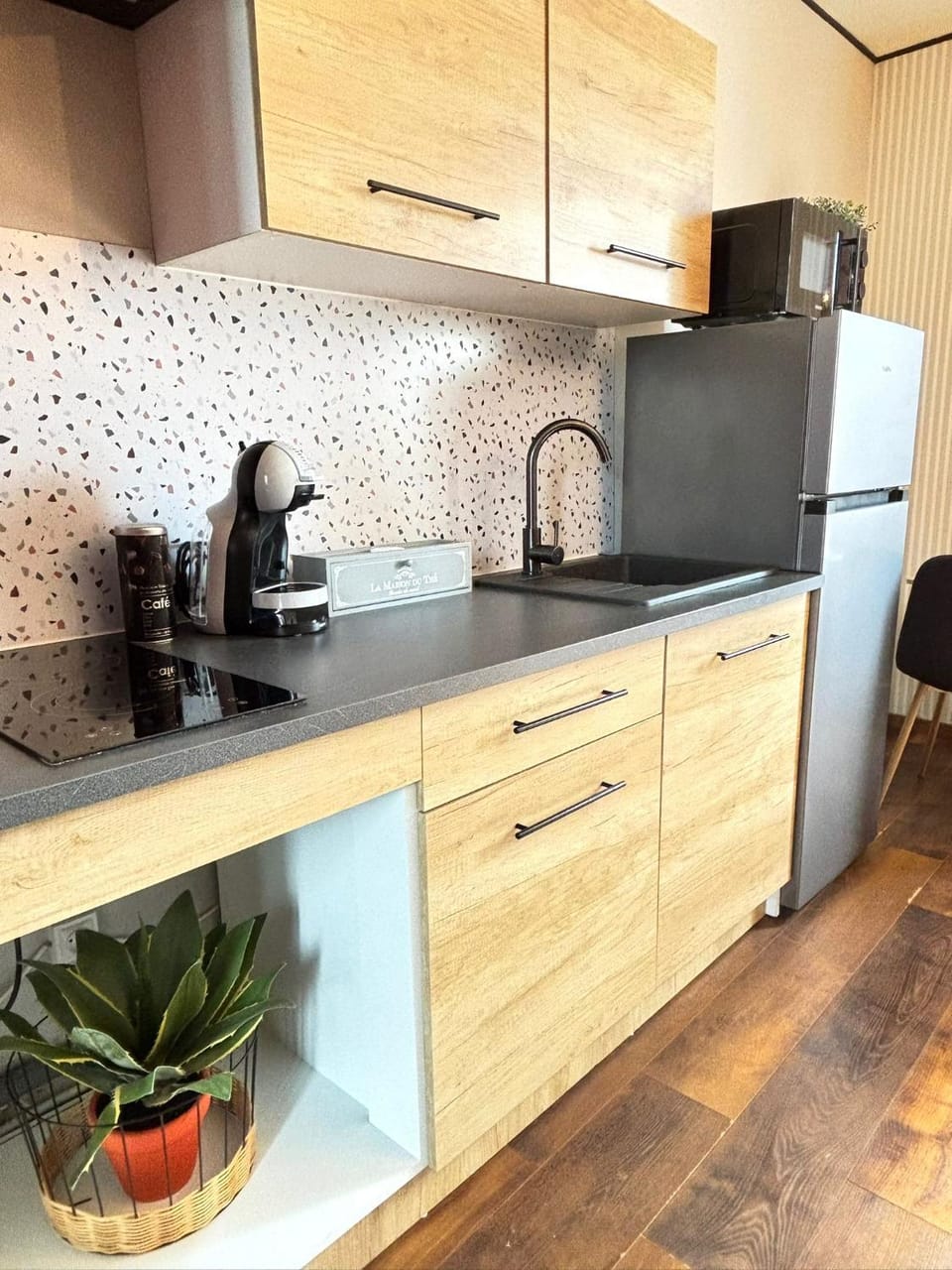 Coffee/tea facilities, Kitchen or kitchenette, stove, toaster, kitchen