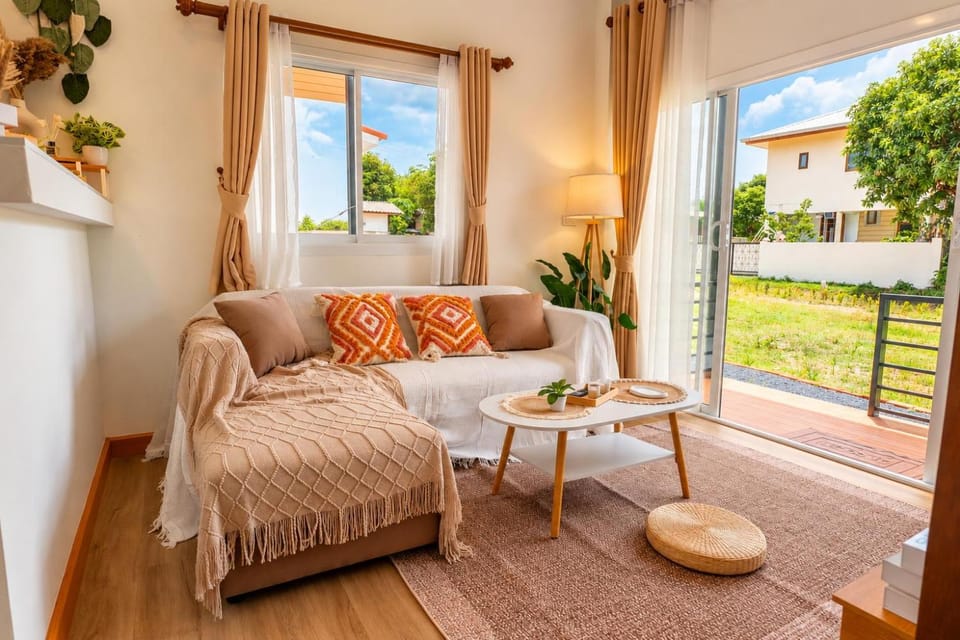 Day, TV and multimedia, Living room, Seating area, Garden view