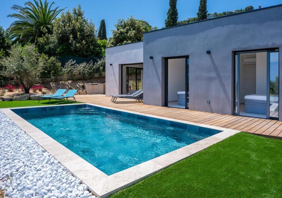 Property building, Patio, Day, Garden, Garden view, Pool view, Swimming pool, sunbed