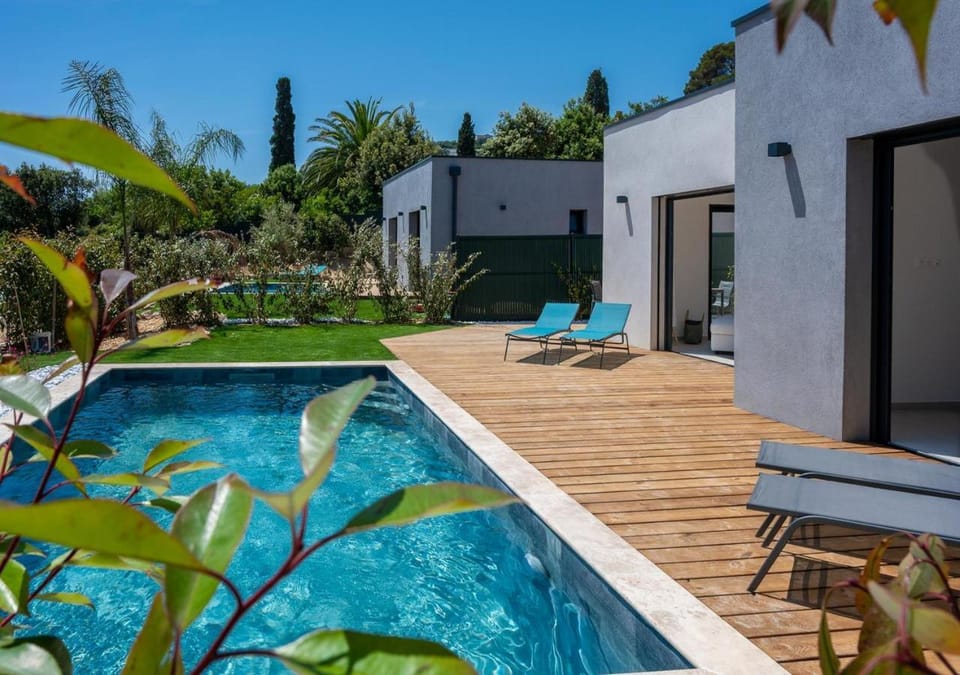 Property building, Patio, Day, Garden, Garden view, Pool view, Swimming pool, sunbed