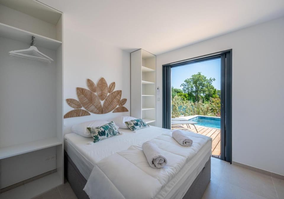 Bed, Photo of the whole room, Bedroom, Pool view, Swimming pool, sunbed, towels