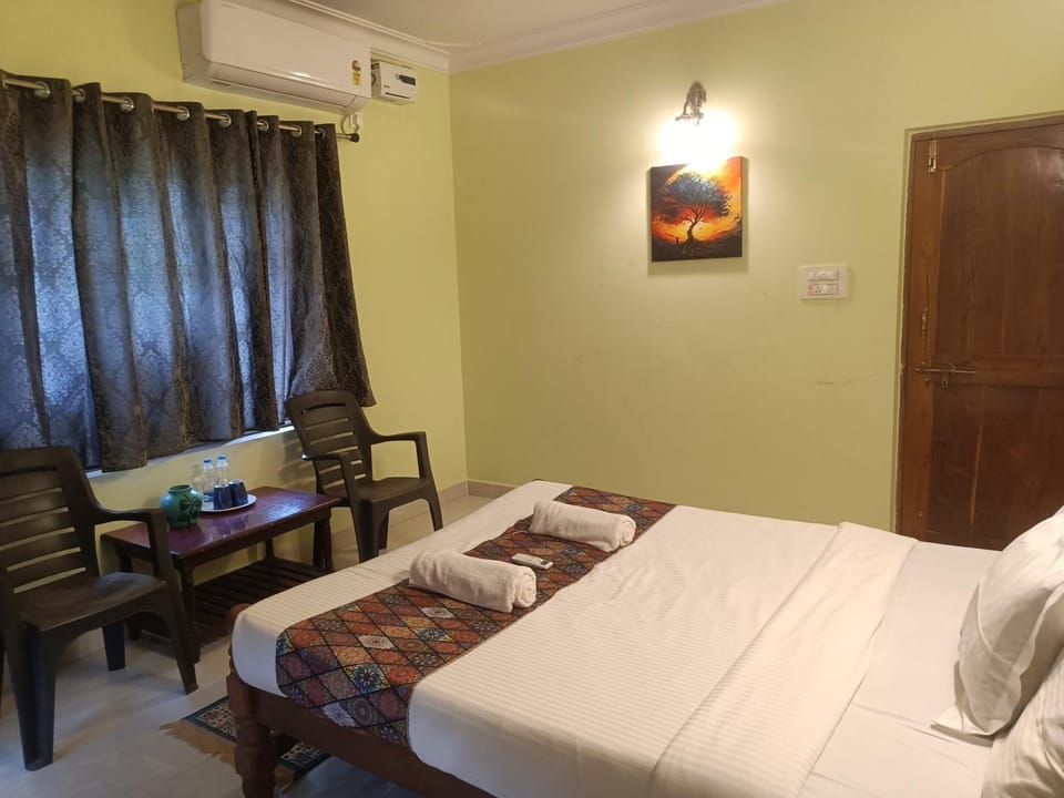 Bed, Seating area, Bedroom, air conditioner