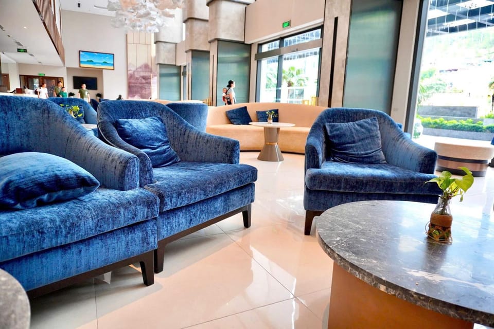 Property building, Restaurant/places to eat, Neighbourhood, concierge