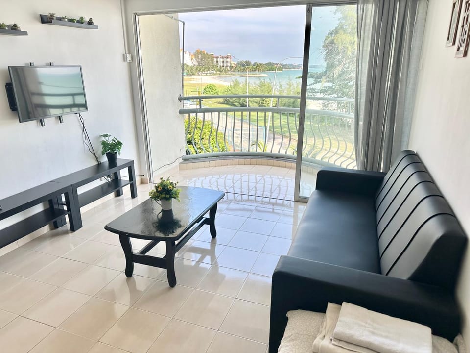Communal lounge/ TV room, TV and multimedia, View (from property/room), Balcony/Terrace, Living room, Seating area, Sea view