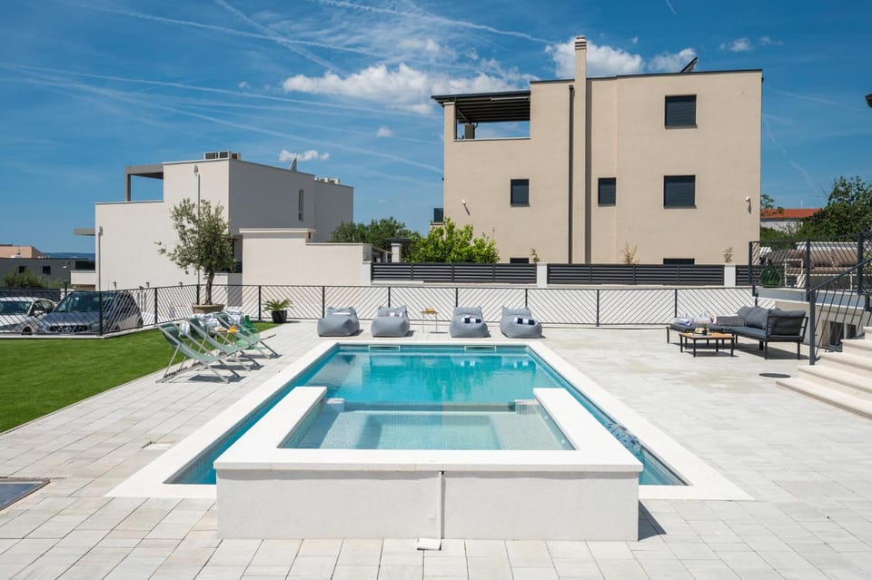 Property building, Day, Pool view, Swimming pool, Parking, sunbed