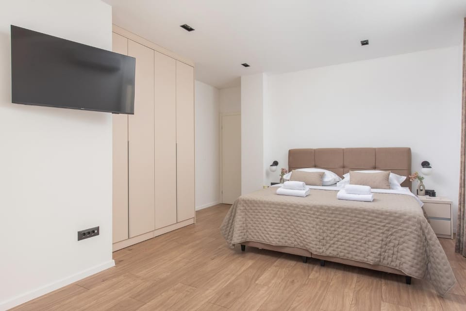 Bed, TV and multimedia, Photo of the whole room, Bedroom, towels, wardrobe