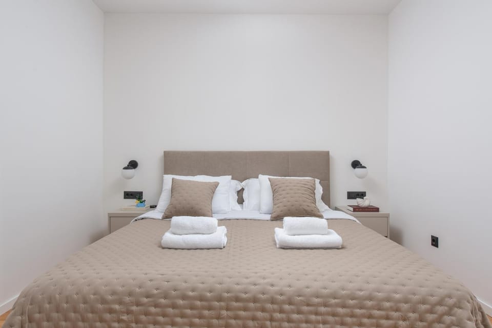 Bed, Bedroom, towels