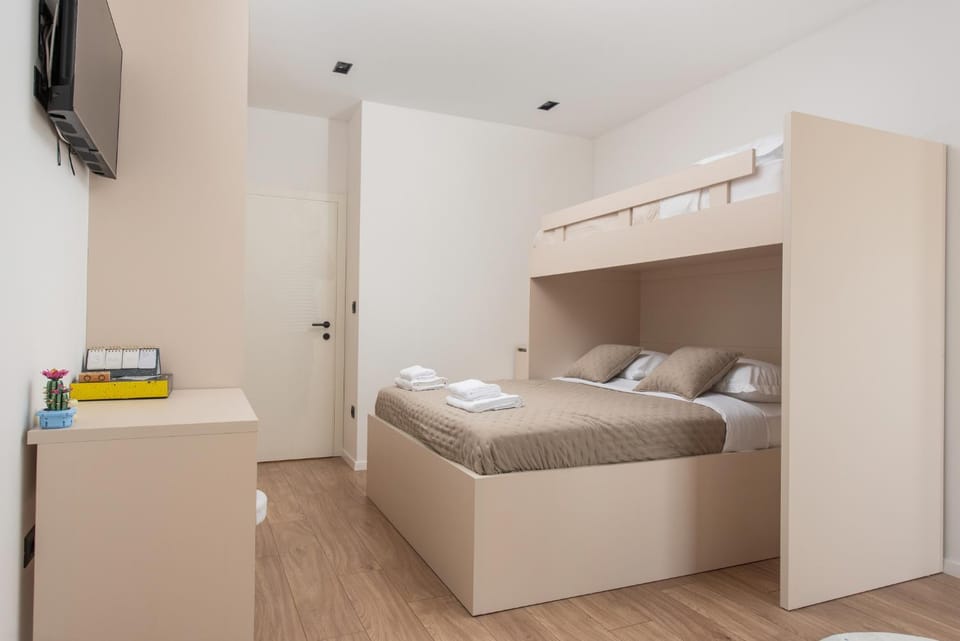 Bed, TV and multimedia, Photo of the whole room, Bedroom, towels, wardrobe
