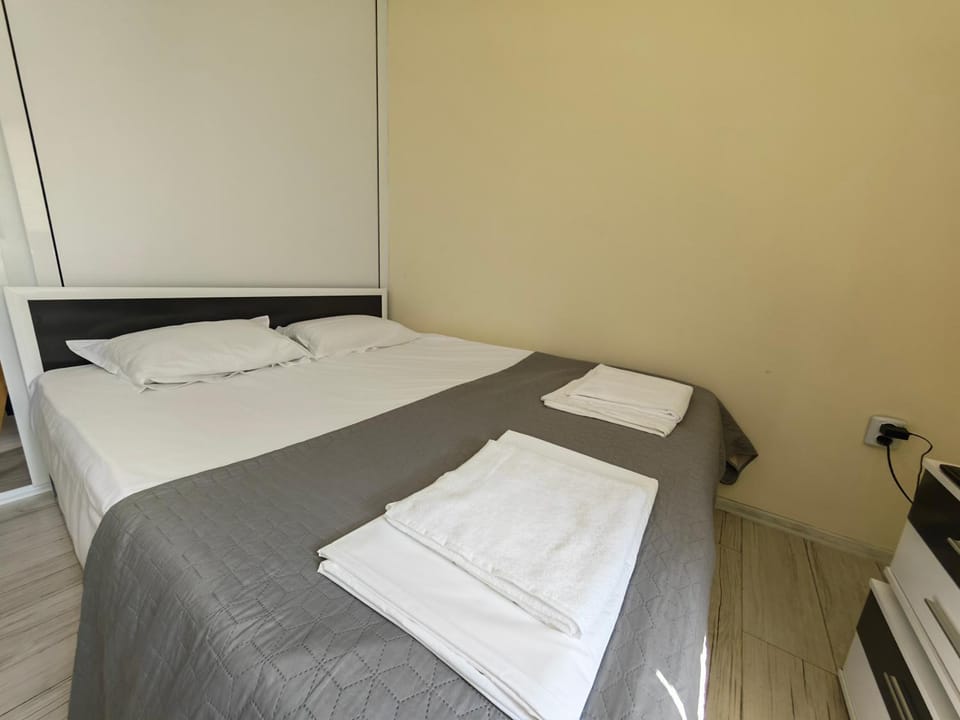 Bed, Bedroom, towels