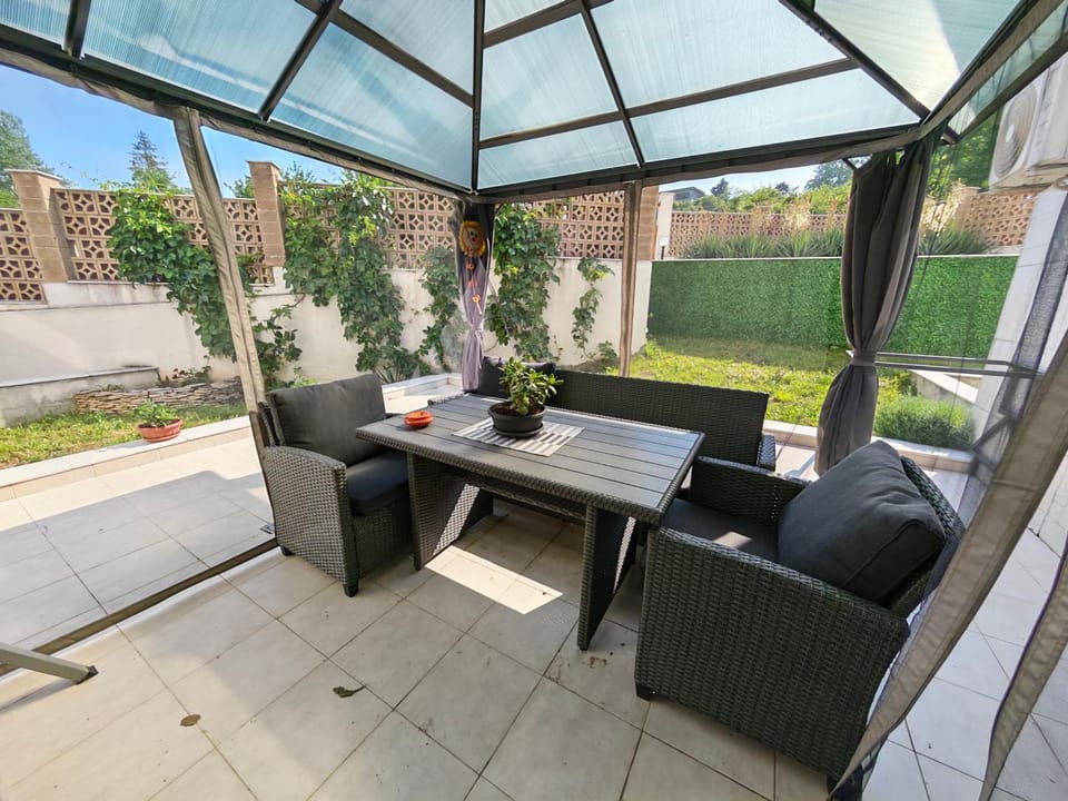 Patio, Day, Garden, Seating area